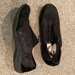 Tennis shoes
